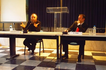 Aleksandr Dugin (links) hält eine Vorlesung "Die Geopolitik Russlands", die von Konstantinos Filis (rechts) mitveranstaltet wurde