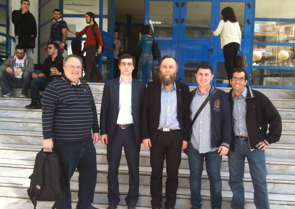 Nikos Kotzias, der aktuelle griechische Außenminister (ganz links), Aleksandr Dugin (Mitte) und der Doktorats-Student Antonis Skotiniotis (ganz rechts), 12. April 2013, Piräus