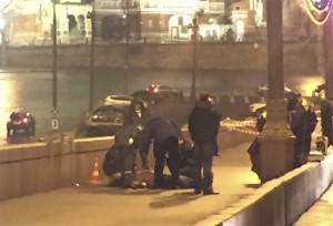 Polizei und Ärzte stehen um die Leiche von Boris Nemzow, eines führenden Oppositionellen - AP-Foto/Alexander Roslyakov
