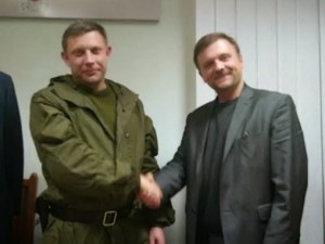 Der DVR-Terrorist Alexandr Sachartschenko und der polnische Rechtsaußen-Politiker Mateusz Piskorski, 1. November 2014, Donezk.