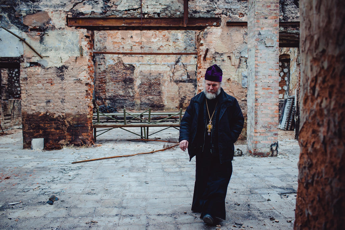 Ein Priester führt durch die Ruinen seiner Kirche im Stadtbezirk Petrowka. Das Gebäude fing Feuer und brannte aus, nachdem es von einer Granate aus einer Haubitze getroffen worden war. - Foto: Max Avdeev / Meduza