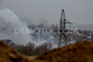 Das ukrainische Bataillon Asow und separatistische Kämpfer haben das Feuer in Schyrokine in der Nähe von Mariupol wieder aufgenommen. - Foto: Petr Shelmovskiy / Demotix.