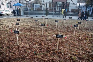 Kreuze vor der russischen Botschaft in Kyiw. Sie tragen die Namen der durch den Beschuss Mariupols im Januar getöteten Menschen. - Foto: Irina Sokolovksa / Demotix.
