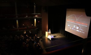 Sofi Oksanen spricht bei der Tagung über Repression und Menschenrechte in Toronto, 27. März 2015, Foto: UpNorth