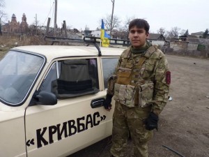 Anton Krawtschenko ist Organisator des Automaidan in Krywyj Rih und bringt Material zum Bataillon des Rechten Sektors in Pisky