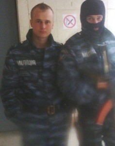 Der russische Soldat Nikolai Koslow (links) in einer ukrainischen Uniform der Polizeitruppe "Berkut". Foto von der Vkontakte-Seite seines Vaters. Mai 2014