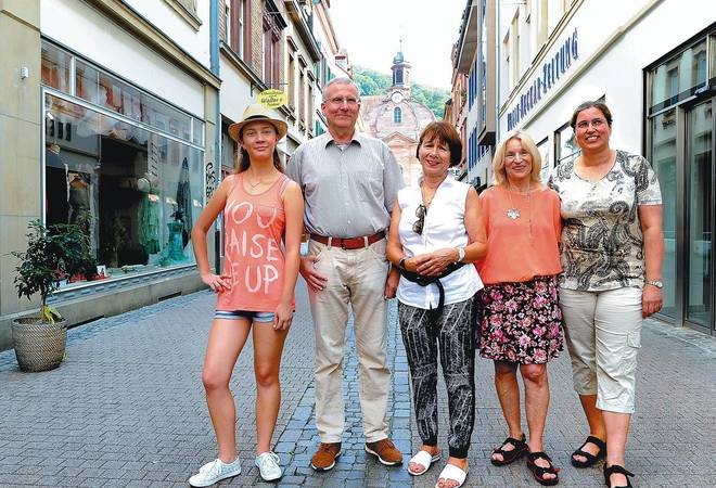 „Wir sind Sanktionsbrecher,“ sagten die Touristen des „Freundeskreises“ während ihres Besuches in Simferopol im Juni 2015. Foto: freundeskreishs.wordpress.com