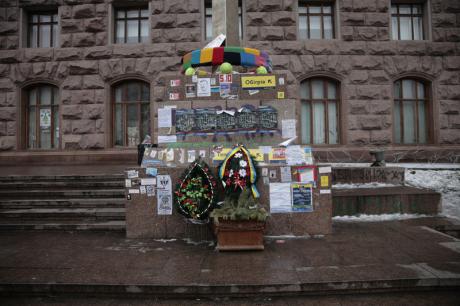 Kyiw, Februar 2015: Gedenkstätte, gewidmet den Protestierenden, die bei Zusammenstößen ums Leben gekommen sind. Foto: Andreas Brunglinghaus / Demotix.