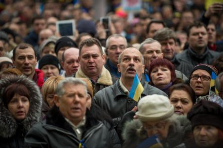 2. März 2014: Fast 3000 Menschen demonstrieren vor der Regionaladministration in Dnipropetropsk ihre Unterstützung für die territoriale Unversehrtheit der Ukraine. (c) ukrafoto / Demotix.